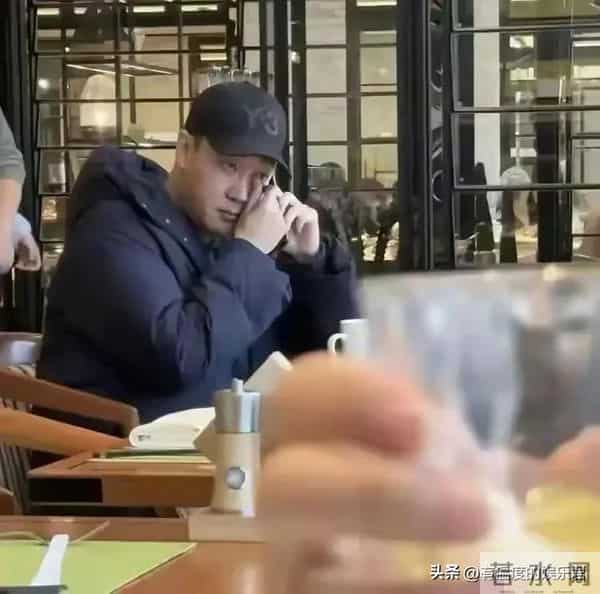 辛柏青还是没走出来,李乃文给他夹菜,原来朱媛媛生前真的没说错