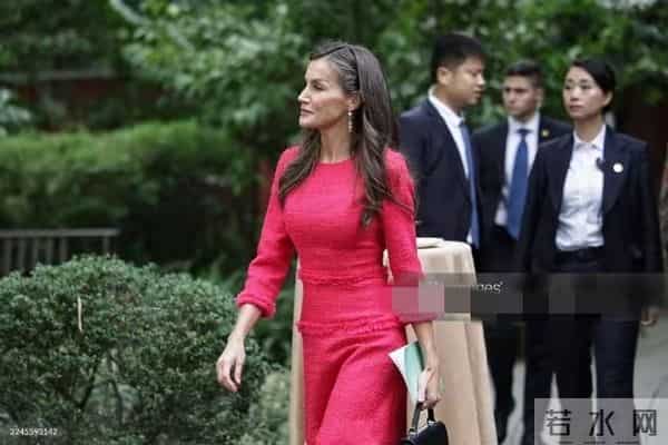 西班牙王后穿红裙游玩成都望江楼,51岁气场依旧惊艳,优雅迷人
