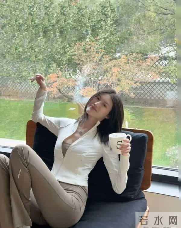 何穗官宣生子后晒瑜伽服照:小腹平坦,四肢纤细;网友赞 “不愧是超模”