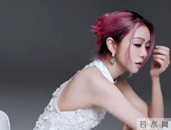 44岁薛凯琪未婚未育,曾抑郁轻生 “卖身救父”的她如今走了上坡路