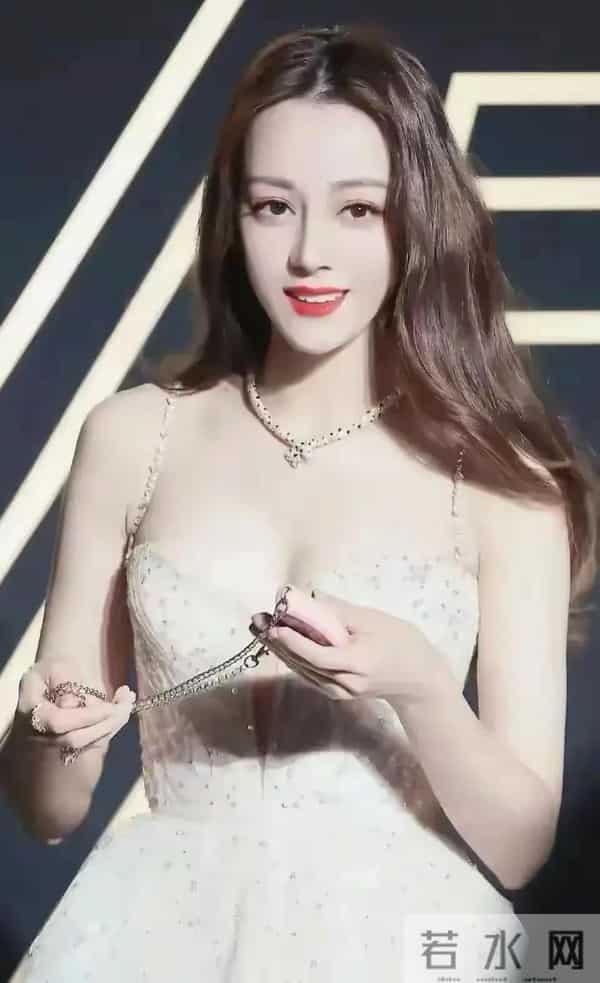 迪丽热巴,饱满呼之欲出,跟大幂幂有一拼