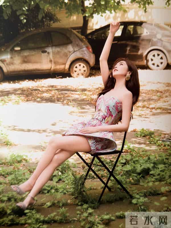 白鹿不要这么考验大家的定力!最近好爱穿抹胸裙啊