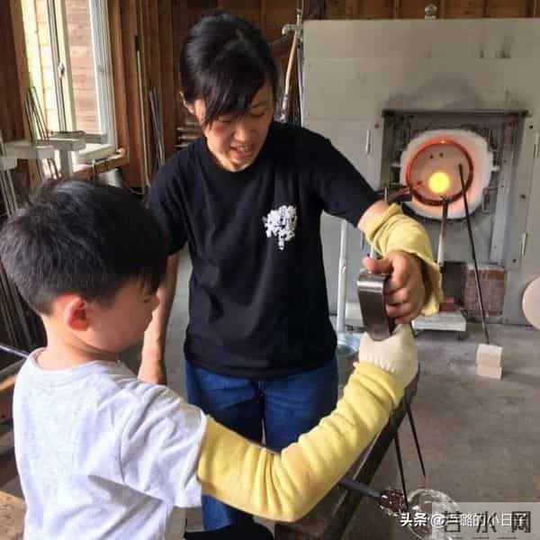 甘比和情敌在较劲，给17岁女儿生日过于低调了！