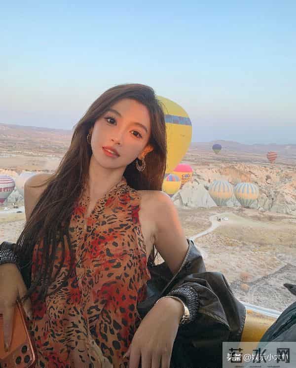 主持人金佳悦晒土耳其旅游美照，穿挂脖裙大秀美腿，杨柳细腰好辣