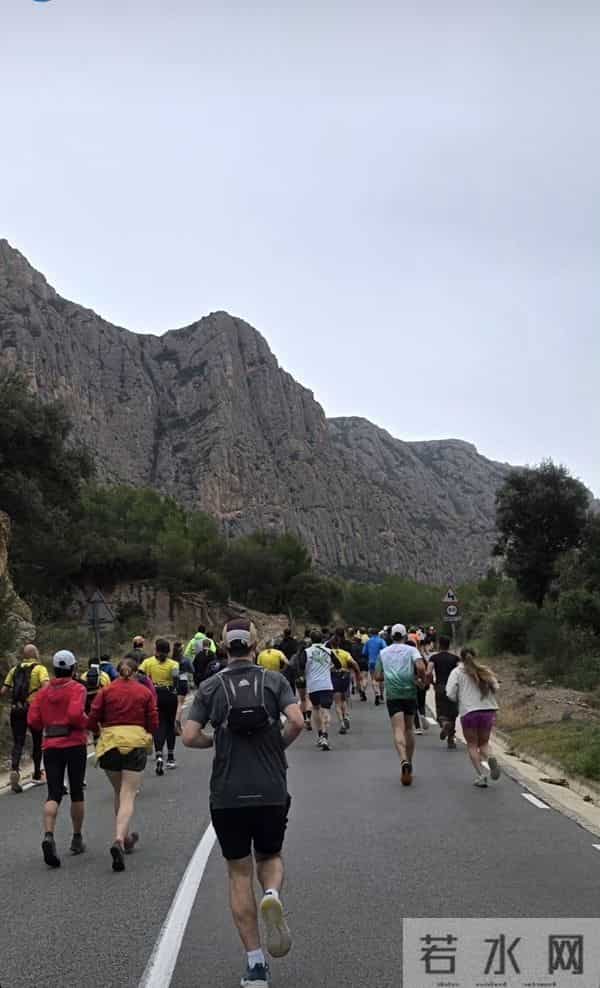 刘銮雄长子移居英国晒近照,两鬓花白身姿健硕,在当地陪子女生活