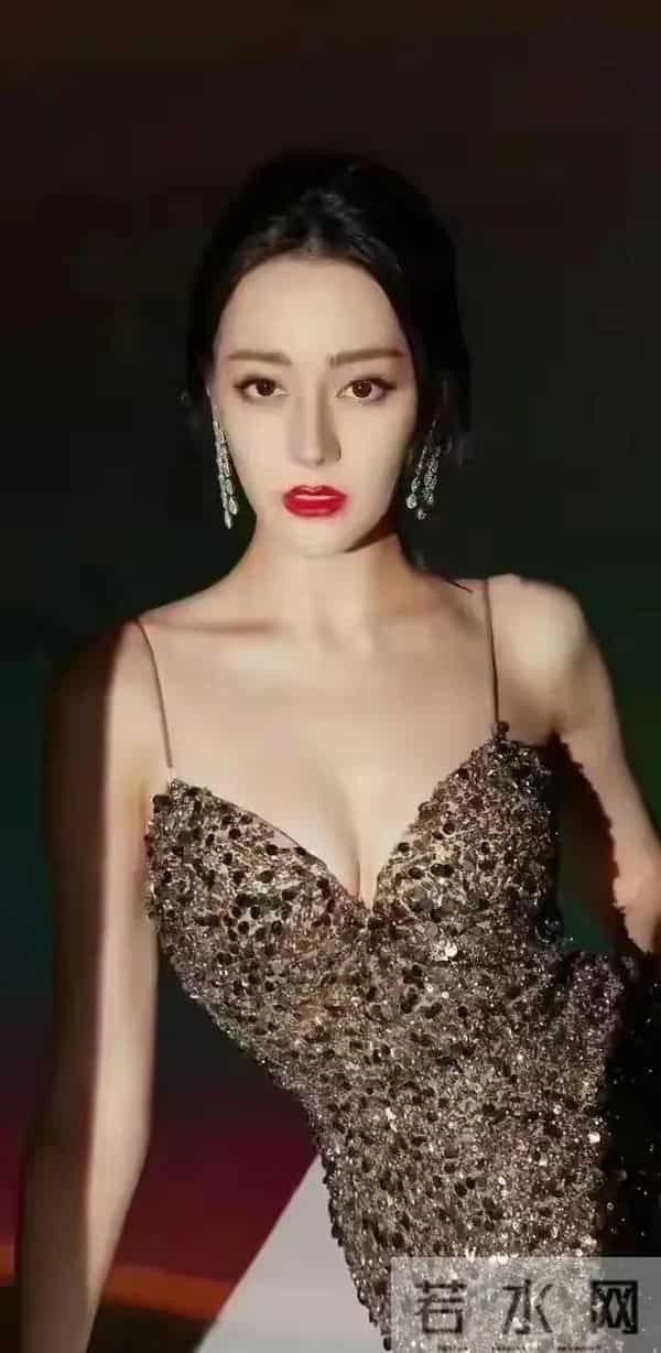 迪丽热巴,饱满呼之欲出,跟大幂幂有一拼