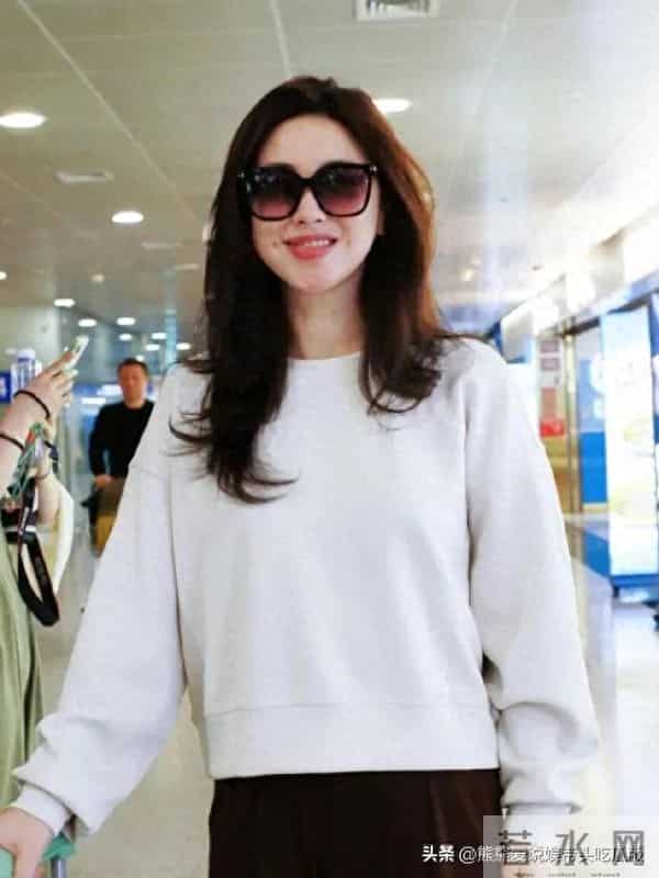 朱珠的机场私服才叫简约！穿米白卫衣+棕色阔腿裤 时髦减龄又高级