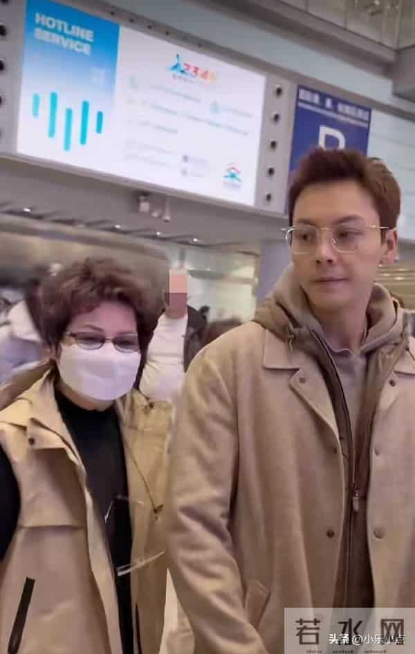 陈伟霆机场接妈妈 何穗穿情侣装首晒照迎婆婆 官宣后婆媳首聚超温馨
