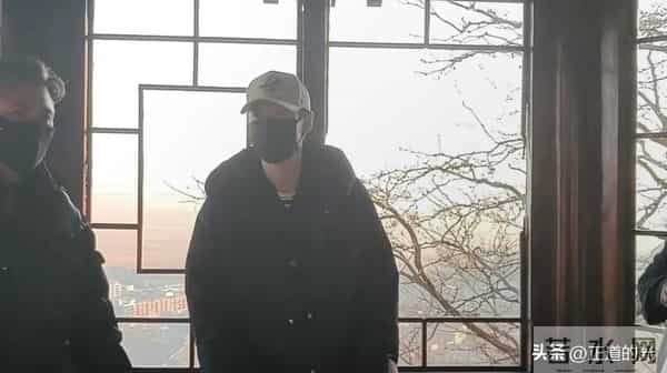 53岁辛柏青有气无力 站立需搀扶 丧妻后似丢了魂 和李乃文再拜大孤山