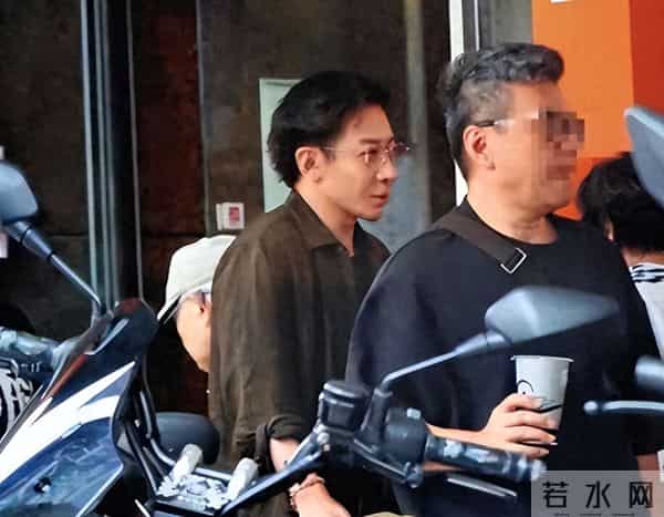 刘谦近况曝光,抗癌不到一年,“不良嗜好”已戒掉,憔悴到认不出