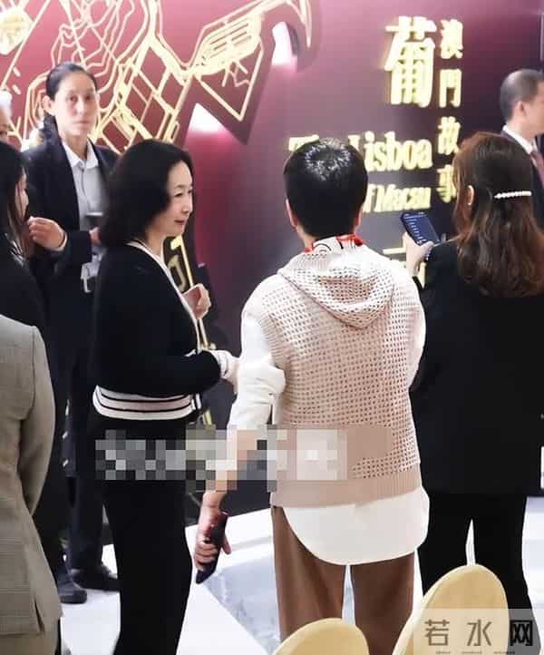 赌王四太梁安琪近况,皮松肉垮骨头突出,马来街头戴礼帽吃路边摊