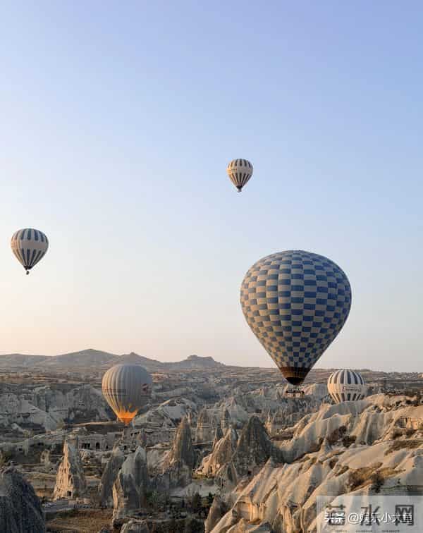 主持人金佳悦晒土耳其旅游美照，穿挂脖裙大秀美腿，杨柳细腰好辣