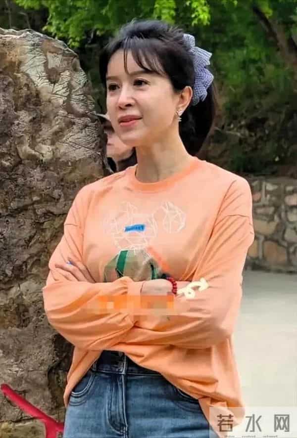50岁金巧巧被偶遇,网友吐槽:奶奶的脸,孙女的头型,少女的身材