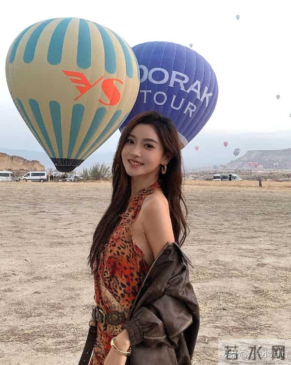 主持人金佳悦晒土耳其旅游美照，穿挂脖裙大秀美腿，杨柳细腰好辣