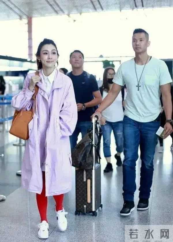 范玮琪这身看不懂:十万的包,也挡不住红秋裤的廉价感