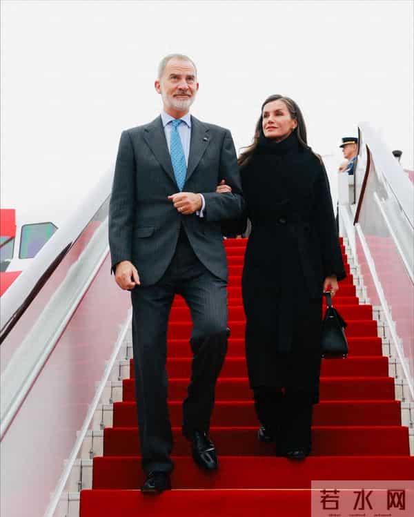 西班牙国王王后抵达成都啦！莱后穿黑大衣太美了，献花女孩好喜庆