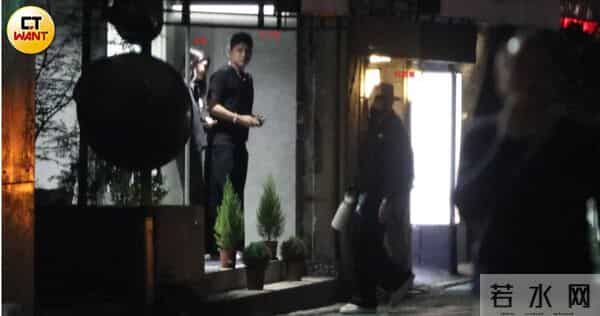 直击王大陆「深夜遭警察关切」！放假带女友吃日料  大飞柯震东也在