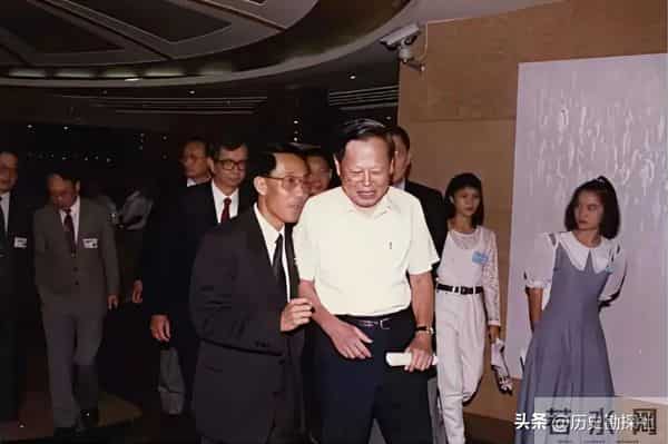 这是翁帆和杨振宁领证留影,弟弟、弟媳陪同,杨振宁一脸不好意思