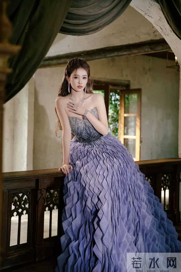 白鹿不要这么考验大家的定力!最近好爱穿抹胸裙啊