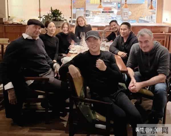 62岁甄子丹在英国和友人相聚,他穿着牛仔衣休闲裤,看着好年轻啊