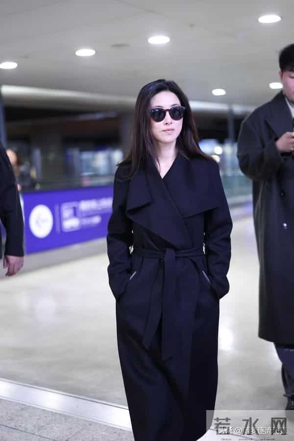 朱珠现身上海机场,身穿黑色大衣酷飒十足