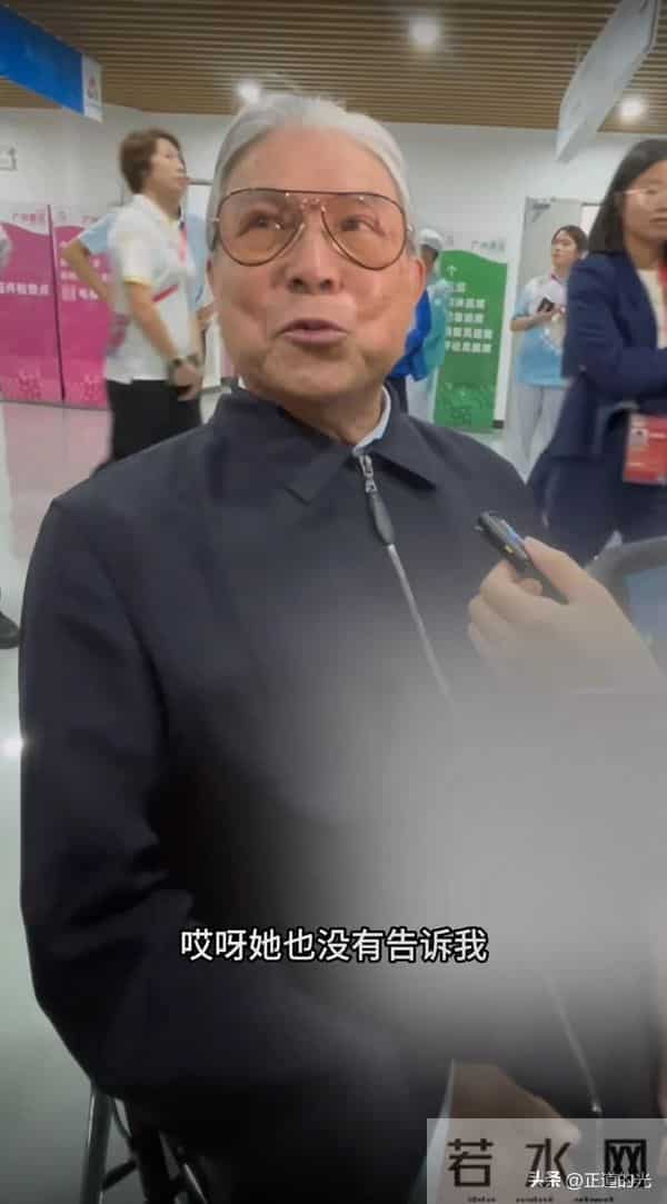 霍震霆称郭晶晶全运会火炬手没有告诉自己 一提儿媳就笑得合不拢嘴