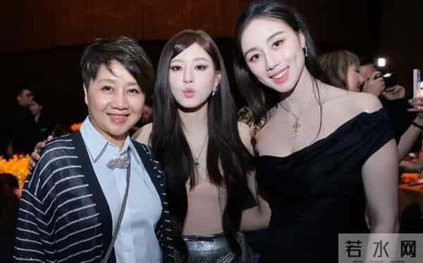 赌王四太梁安琪近况,皮松肉垮骨头突出,马来街头戴礼帽吃路边摊