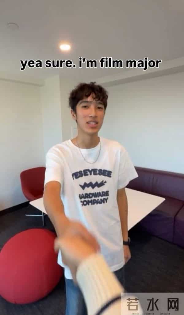 好甜！香港知名女歌手与李克勤儿子，手牵手亲密互动，全网催官宣