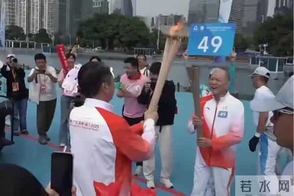 霍启山现身全运会开幕式!清爽干净人气高,和堂弟成家族颜值担当