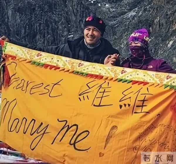 他娶了摇滚女神谭维维,婚后靠她赚钱养家,儿女双全生活太幸福