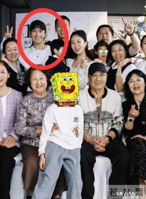 黄晓明一家4口参加生日宴!小海绵被奶奶搂在怀中,长腿溢出屏幕