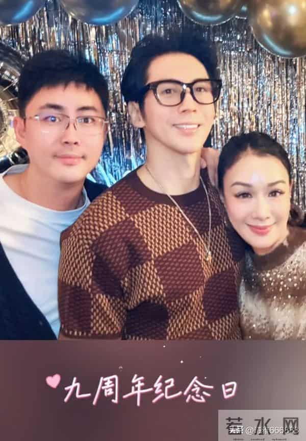 55岁钟丽缇和小12岁张伦硕庆祝结婚九周年,喝交杯酒亲吻甜蜜如初