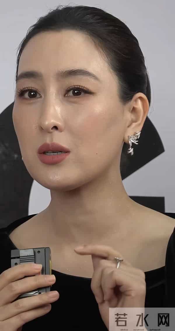 44岁马苏好漂亮,真会保养 脸上没有皱纹,皮肤紧致 看着跟20岁似的