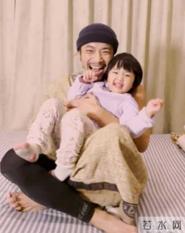 母亲是影后,丈夫是著名演员,公公是央视名嘴,34岁的她却当网红