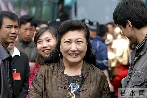 原来她已离世20年!女儿败光她留的7套房产,至死没和赵本山和解