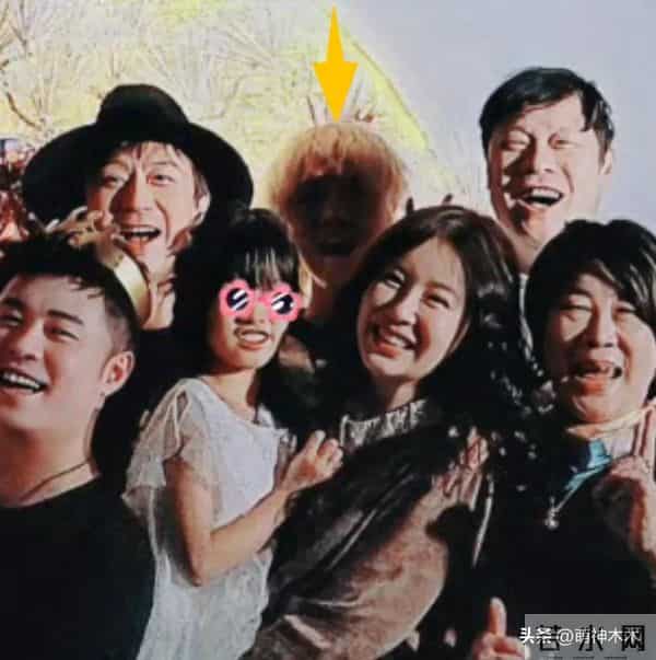 陈赫40岁生日合影惹争议，拍照没朝向老婆，与另一异性更像一家人