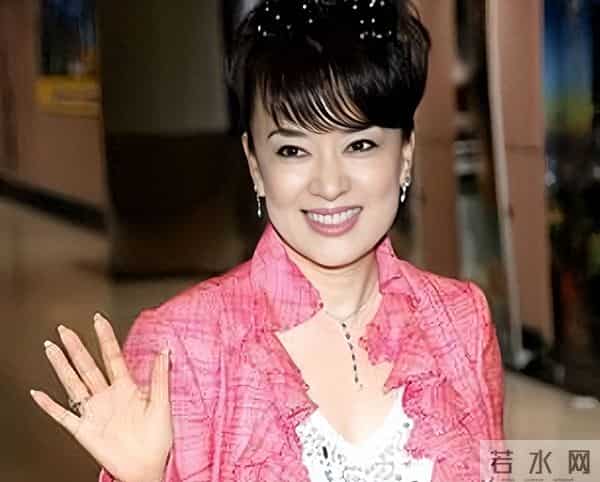 42岁结婚6年后回归单身，在97岁母亲面前，她仍是爱唱歌的小女孩