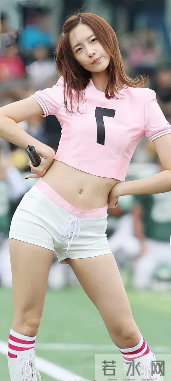 林允儿紧身牛仔裤的性感，是高级又撩人的致命诱惑！