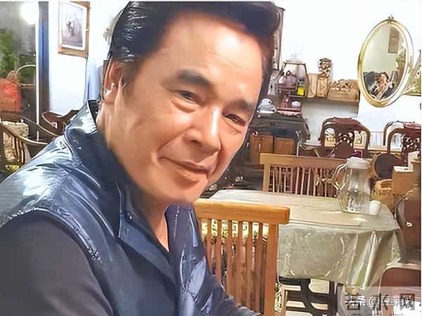 他与6个老婆共处一室，每人每月7万零花钱，71岁又娶了50岁妻子