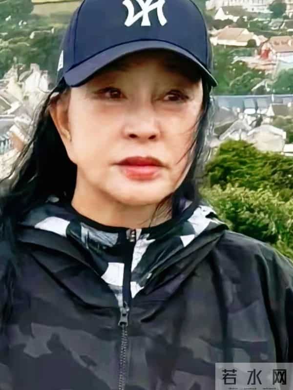 别再闭着眼睛猛夸刘晓庆“年轻”了,她是真的已经老了