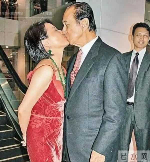 赌王四太梁安琪近况,皮松肉垮骨头突出,马来街头戴礼帽吃路边摊