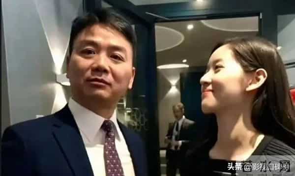 章泽天现身日本机场,休闲打扮,刘强东幽默地说:把我拍好看一点