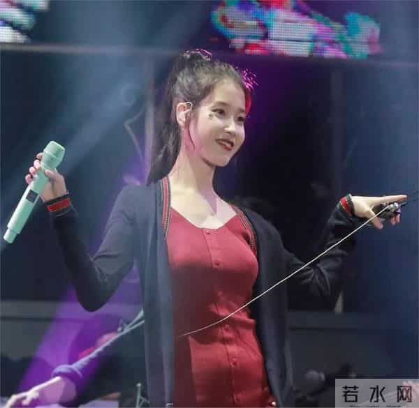 iu李知恩也有丰满风韵的时刻，这个衣服真挺漂亮