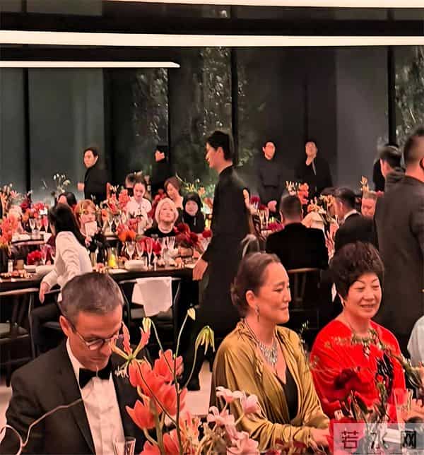 巩俐一头银发现身晚宴!从容老去拒绝修饰,真实状态最美!