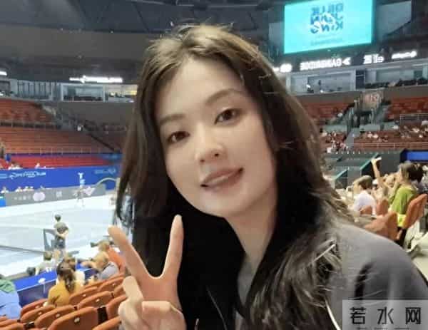 生活富足，嫁富豪老公？原来妈妈是李厚芳，难怪她能成人生赢家