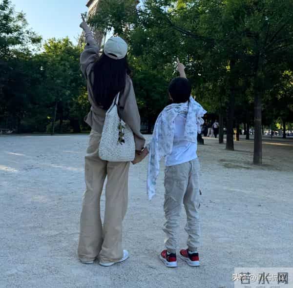 黄晓明一家4口参加生日宴!小海绵被奶奶搂在怀中,长腿溢出屏幕