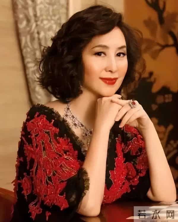 何猷君也没想到，自己63岁的大姐何超琼，竟还能再为赌王家族争光