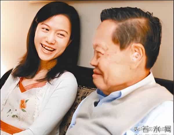 这是翁帆和杨振宁领证留影,弟弟、弟媳陪同,杨振宁一脸不好意思