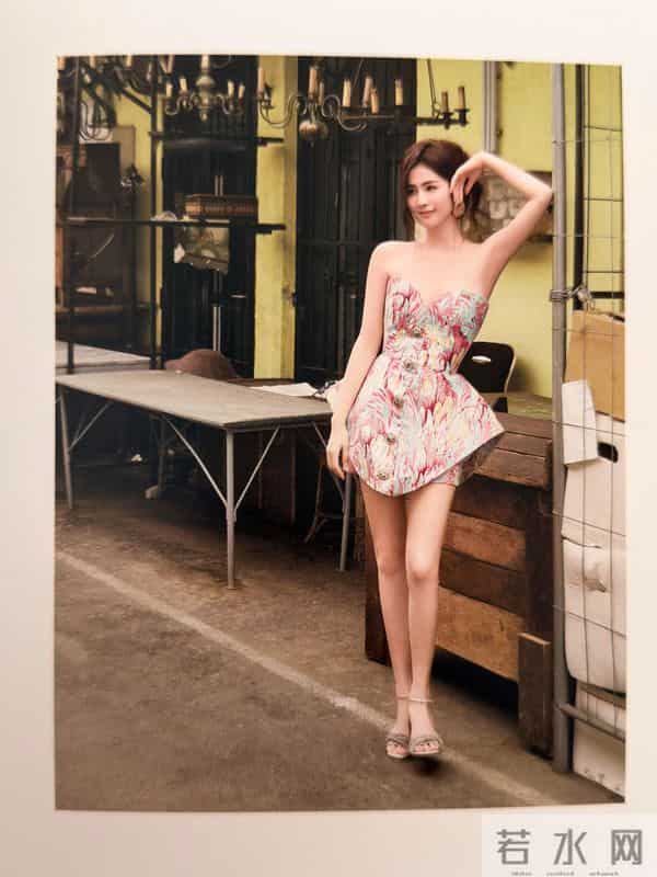 白鹿不要这么考验大家的定力!最近好爱穿抹胸裙啊