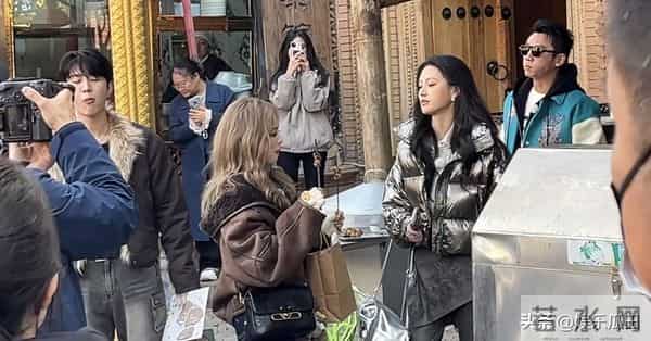 网友喀什古城偶遇白鹿 本人超美 穿搭洋气 在路边吃烤肉的样子好可爱